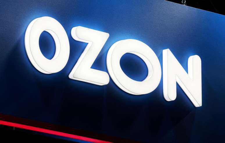 Imagem que mostra um painel com o logotipo da Ozon durante o F&oacute;rum Econ&ocirc;mico Internacional de S&atilde;o Petersburgo (SPIEF), em S&atilde;o Petersburgo, R&uacute;ssia, em 19 de junho de 2025