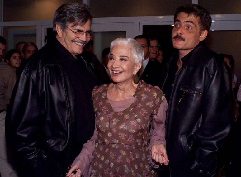 Tarc&iacute;sio Meira, Gl&oacute;ria Menezes e Tarc&iacute;sio Filho, o 'Tarcisinho', em foto de junho de 2003, durante a estreia do show de J&ocirc; Soares no Tom Brasil.