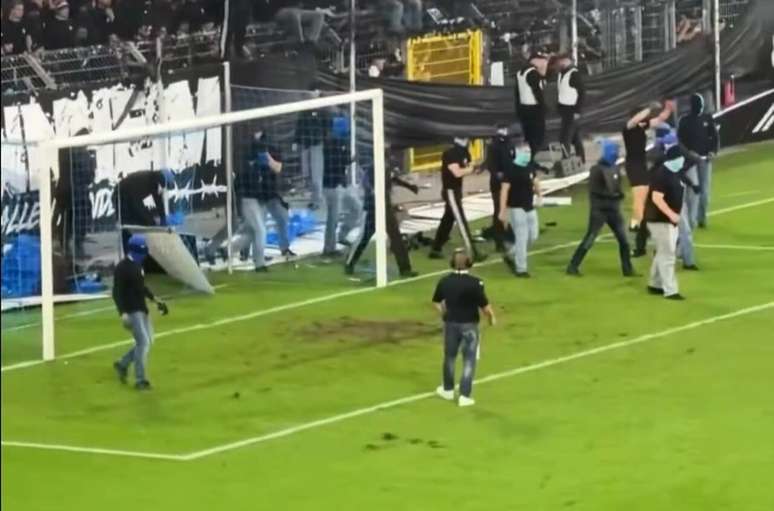 Torcedores do Waldhof Mannheim invadem o campo durante jogo com o Kaiserslautern &ndash; Reprodu&ccedil;&atilde;o de v&iacute;deo