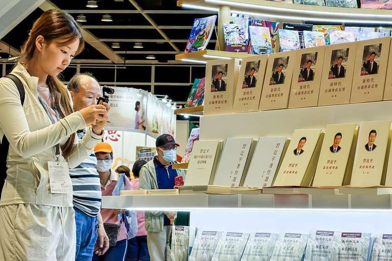 Livros do l&iacute;der chin&ecirc;s Xi Jinping expostos durante a Feira do Livro de Hong Kong em julho