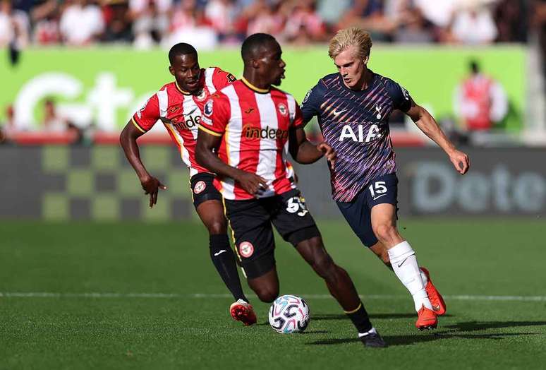 Bergvall, do Tottenham, tenta passar pela marca&ccedil;&atilde;o de Kayode, do Brentford &ndash;