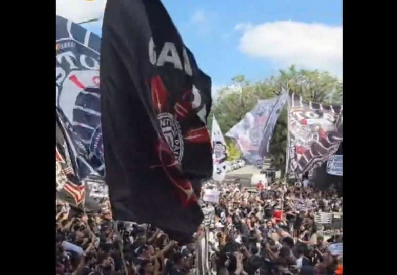 Centenas de torcedores do Corinthians protestaram por mudan&ccedil;as na administra&ccedil;&atilde;o do clube &ndash;