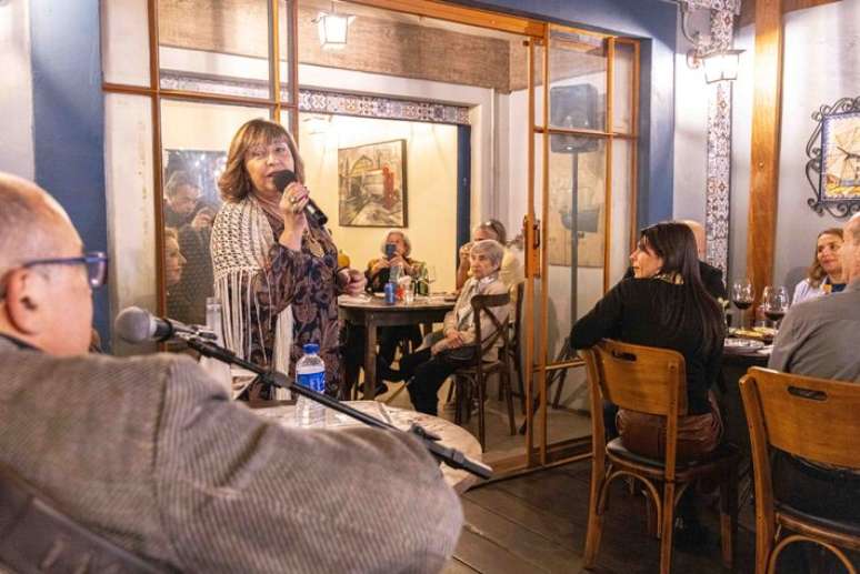 Fadista Ci&ccedil;a Marinho se apresenta no restaurante Fado & Bossa, em Pinheiros