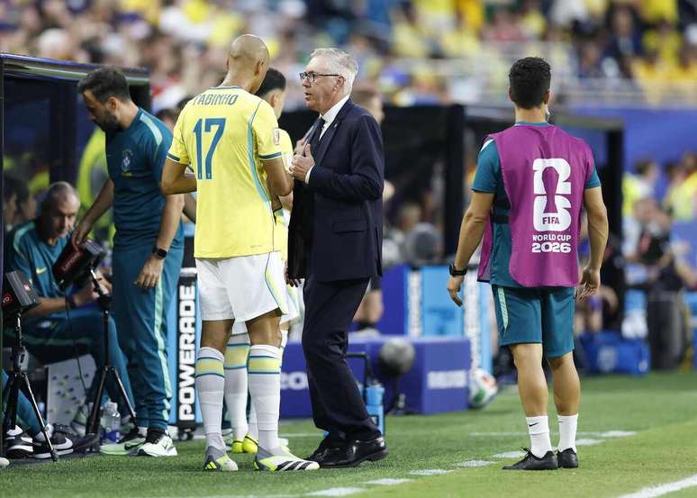 Fabinho durante conversa com Carlo Ancelotti em Esc&oacute;cia x Brasil, pela Copa do Mundo &ndash;