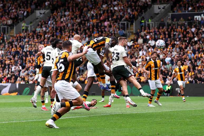 Mendy cabeceia firme para fazer o segundo gol do Hull City contra o Manchester United &ndash;