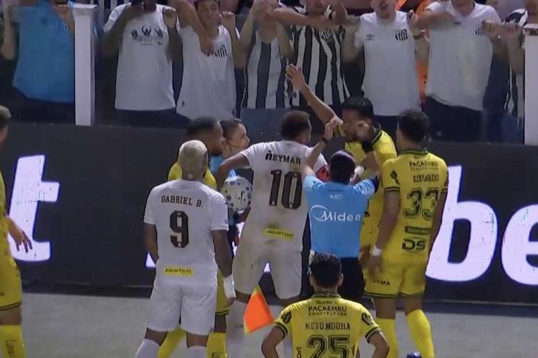 Reinaldo conversa com Neymar e com os &aacute;rbitros ap&oacute;s ser v&iacute;tima de agress&atilde;o de um torcedor do Santos &ndash;