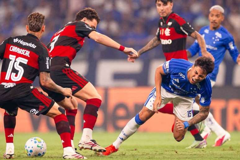 Leo Ortiz chega junto em cima do cruzeirense&nbsp; Kaio Jorge, que vai ao ch&atilde;o. Times fizeram jog&atilde;o no Mineir&atilde;o.