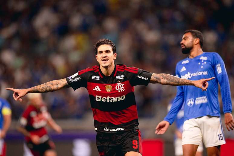 Pedro marca na derrota para o Cruzeiro e &eacute; o artilheiro isolado do Brasileiro, com 15 gols. Mas o goleador perdeu duas outras chances.
