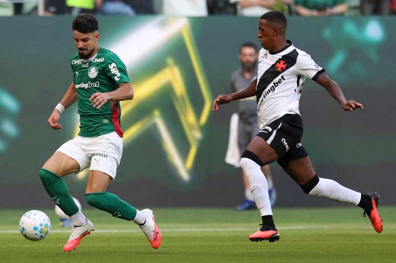 Flaco L&oacute;pez em a&ccedil;&atilde;o com a camisa do Palmeiras diante do Vasco &ndash;