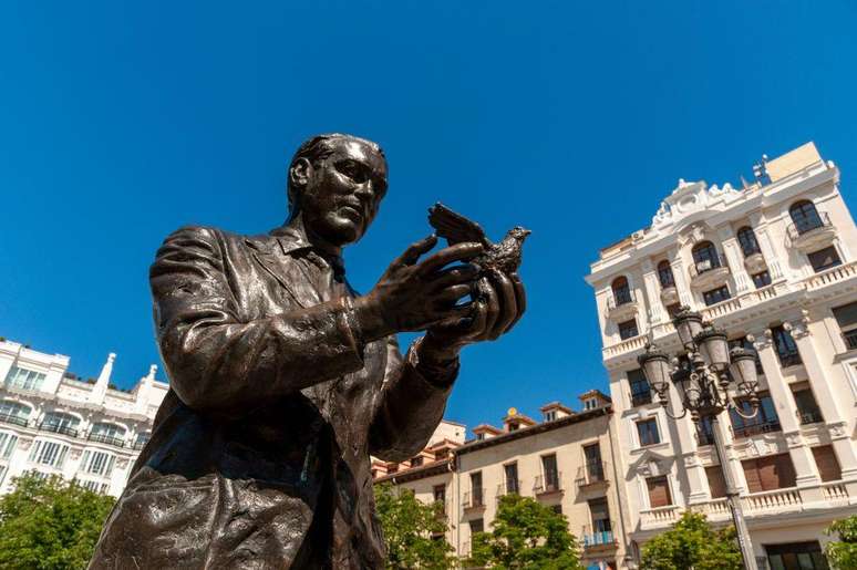 Est&aacute;tua de Garc&iacute;a Lorca na Pra&ccedil;a de Santa Ana, em Madri