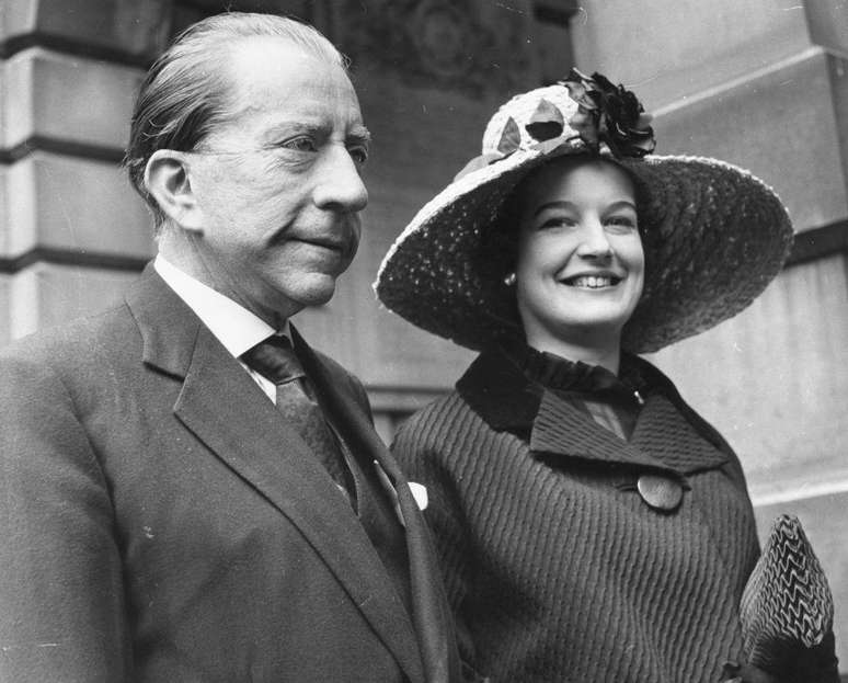 O bilion&aacute;rio se casou cinco vezes. Na foto, aparece com sua advogada, a inglesa Robina Lund
