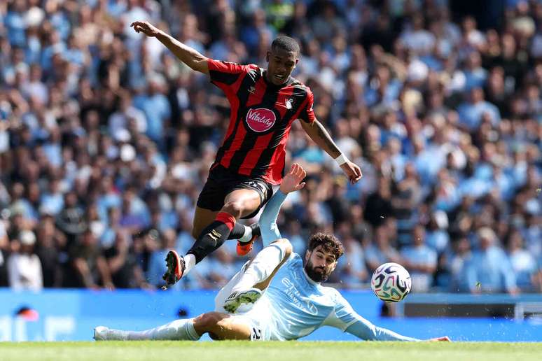 Rayan, do Bournemouth, disputa a bola com Gvardiol, do Manchester City &ndash;