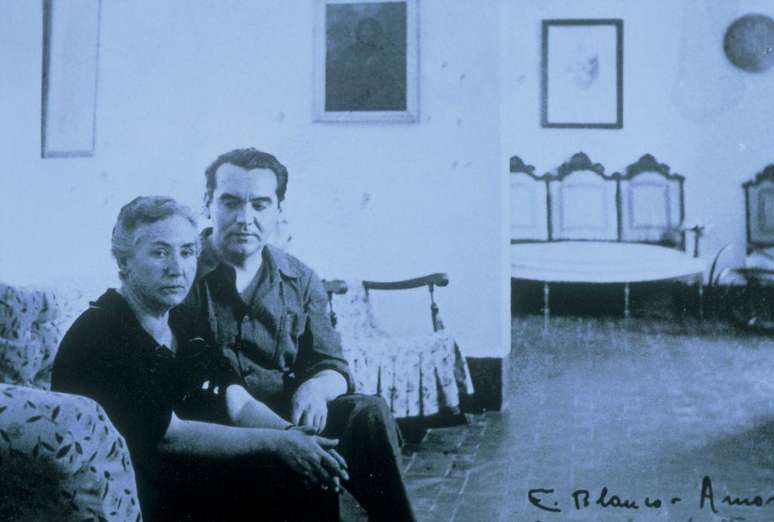 Lorca com sua m&atilde;e na propriedade da Huerta de San Vicente