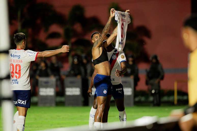 Jean Lucas mostra a camisa para a torcida do Vit&oacute;ria ap&oacute;s fazer o segundo gol do Bahia. Gesto gerou at&eacute; confus&atilde;o. Para Ceni, o Bahia poderia ter feito 2 a 0 bem antes dos 51 minutos da etapa final.