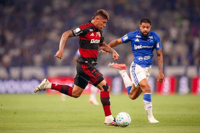 Carrascal leva a bola para o ataque no duelo do Flamengo com o Cruzeiro.