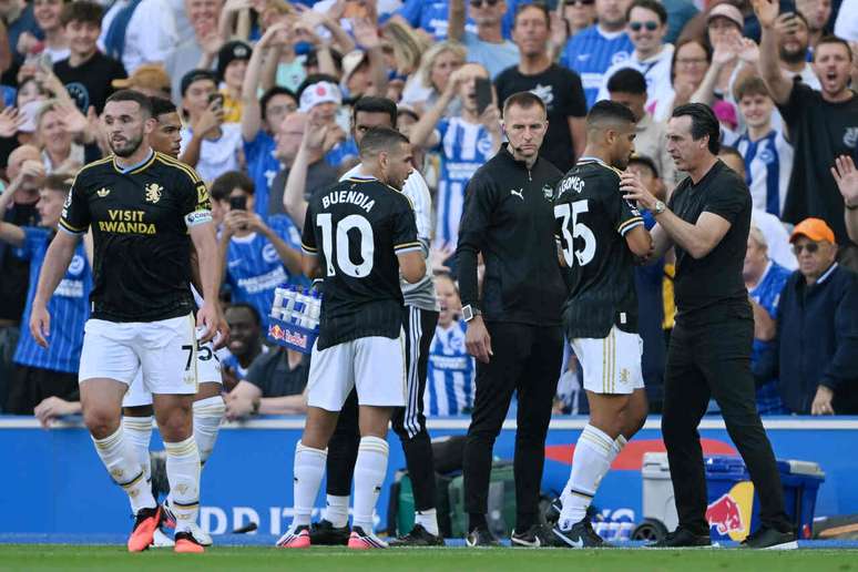Jo&atilde;o Gomes, do Aston Villa, conversa com o t&eacute;cnico Unai Emery ap&oacute;s ser expulso contra o Brighton &ndash;