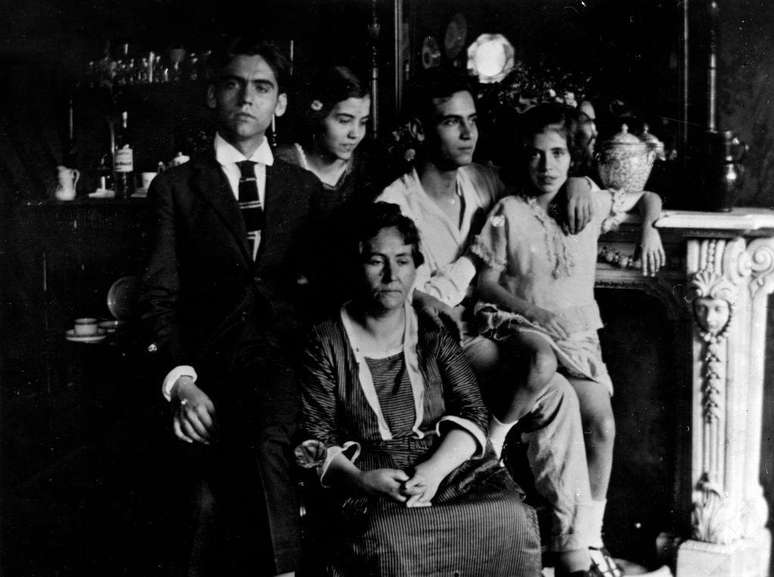 A fam&iacute;lia de Garc&iacute;a Lorca acredita que &eacute; muito mais simb&oacute;lico que os restos mortais do poeta permane&ccedil;am misturados aos das demais v&iacute;timas