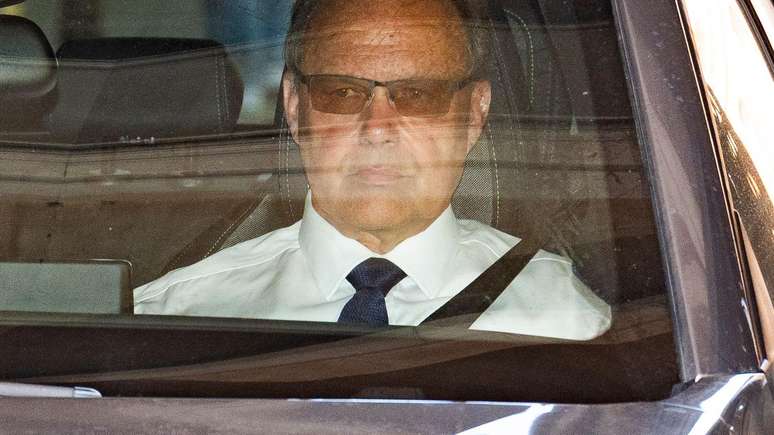 Razzell foi condenado &agrave; pris&atilde;o perp&eacute;tua em 2003 pelo assassinato de sua esposa