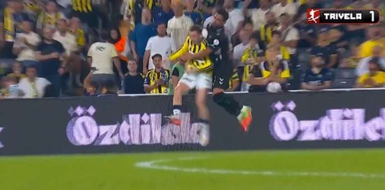 Akt&uuml;rkoglu, do Fenerbah&ccedil;e, e Ugurcan Yazgili, lateral do Konyaspor, se chocam de cabe&ccedil;a&nbsp;&ndash;