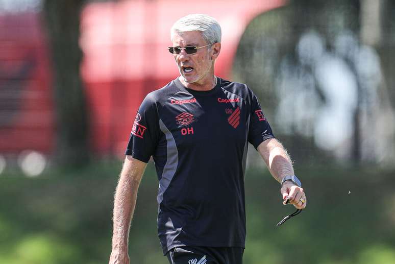 Odair Hellmann orienta o Athletico-PR antes de mais um desafio pelo Brasileir&atilde;o &ndash;