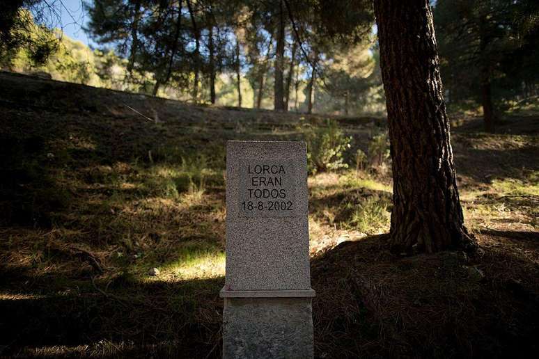 Um mon&oacute;lito em homenagem em um dos locais onde se acreditava estar a vala comum de Garc&iacute;a Lorca