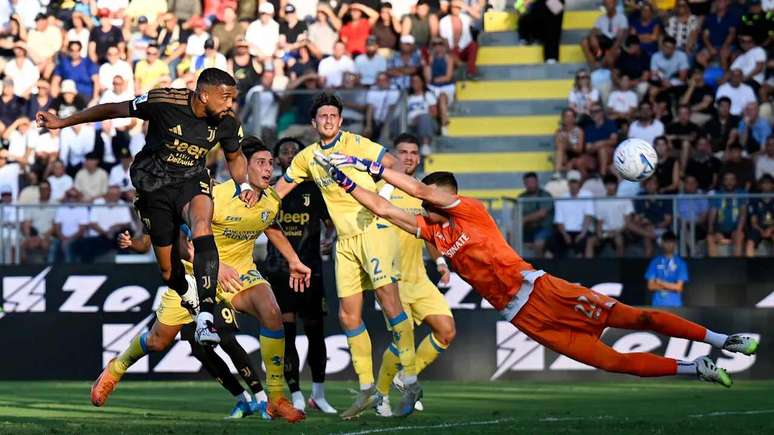 Bremer cabeceia para marcara o gol da vit&oacute;ria da Juventus sobre o Frosinone &ndash;