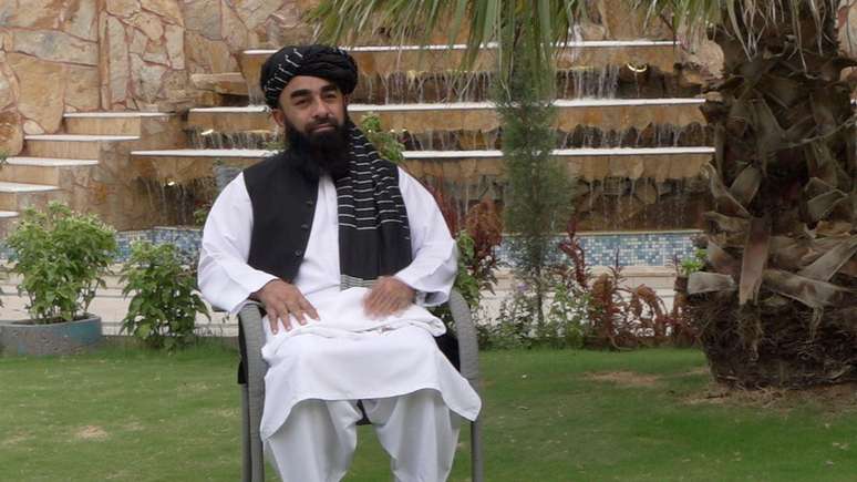 Zabihullah Mujahid diz que os direitos das mulheres e a liberdade de express&atilde;o devem ser vistos "&agrave; luz da Sharia"