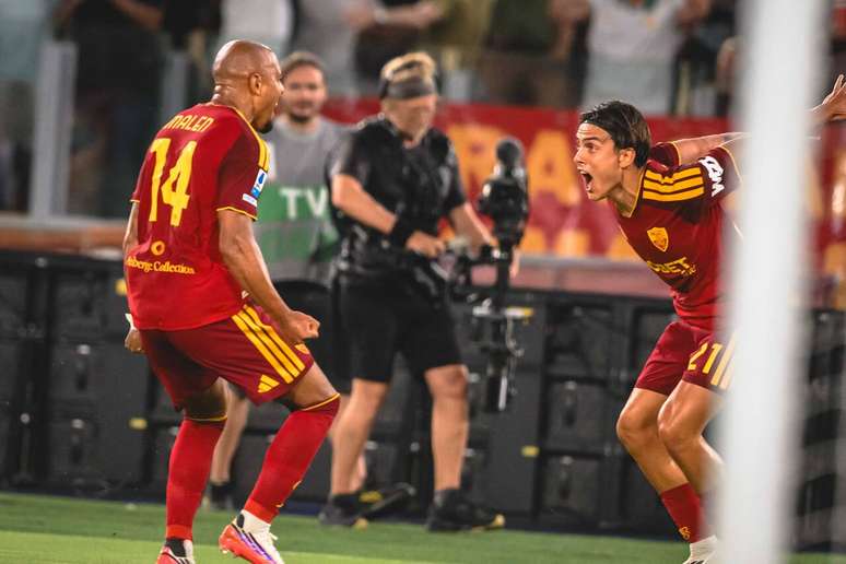 Malen (esq.) comemora com Dybala em noite de gala da dupla &ndash;