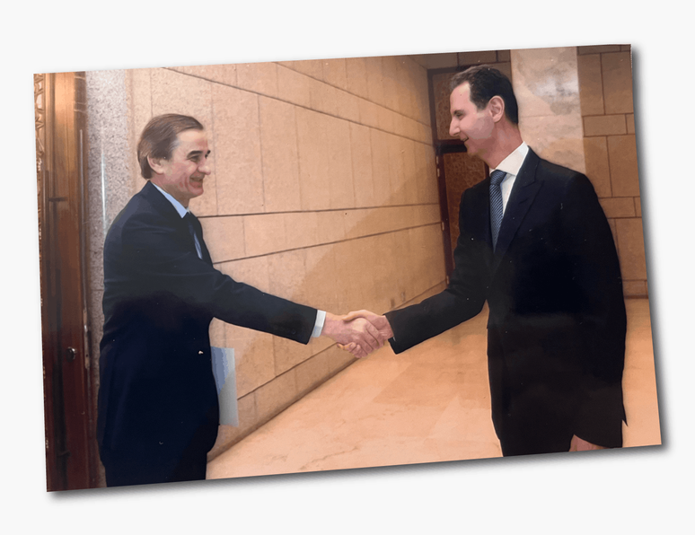Uma das fotos encontradas, mostrando Luka cumprimentando Bashar al-Assad, foi impressa diversas vezes