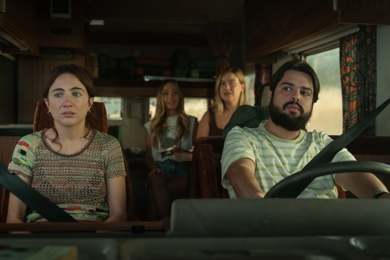 &ldquo;A Verdade por Tr&aacute;s das Minhas Mentiras&rdquo; acompanha um grupo de amigos que v&ecirc; uma viagem de celebra&ccedil;&atilde;o se transformar &agrave; medida que segredos come&ccedil;am a vir &agrave; tona 
