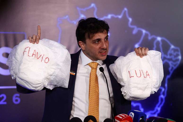 Para cientista pol&iacute;tica, Renan 'tenta ocupar um lugar antissistema que n&atilde;o seja nem lulista nem bolsonarista' ao criticar em Lula e Fl&aacute;vio