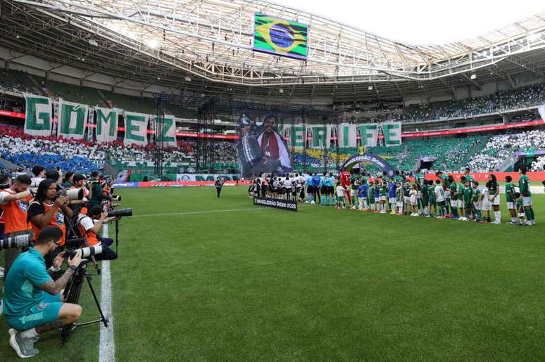 Gustavo G&oacute;mez &eacute; homenageado pela torcida do Palmeiras antes de duelo contra o Vasco &ndash;