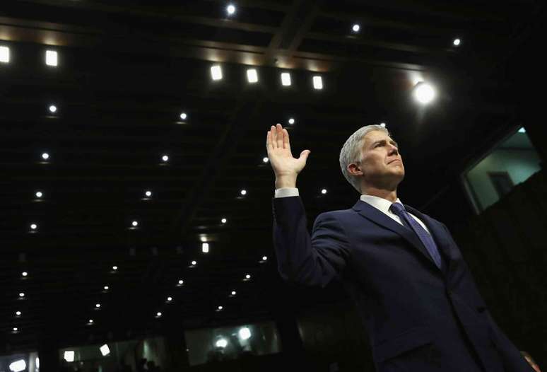 Neil Gorsuch presta juramento no primeiro dia de sua audi&ecirc;ncia de confirma&ccedil;&atilde;o para a Suprema Corte dos EUA perante a Comiss&atilde;o de Justi&ccedil;a do Senado, em 20 de mar&ccedil;o de 2017. Justin Sullivan/Getty Images