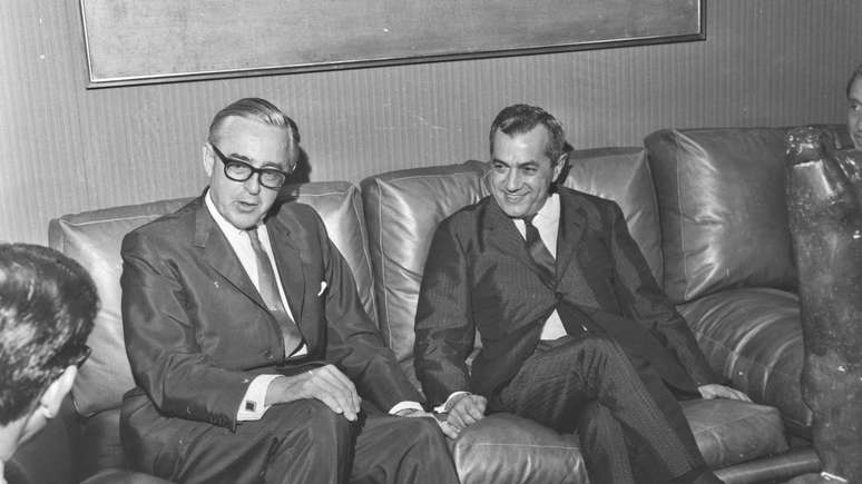 O embaixador americano para o Brasil, William M. Rountree (à esquerda), com o então governador de São Paulo, Laudo Natel