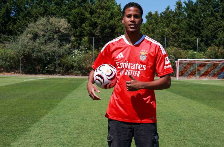 Alan Santos posa com a camisa do Benfica, seu novo clube &ndash;