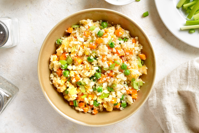 Arroz de couve-flor com ovo e legumes 