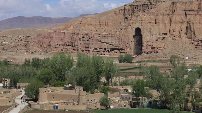 Buraco deixado pela destrui&ccedil;&atilde;o de uma das est&aacute;tuas de Buda em Bamiyan &mdash; Abdullah Sarhadi afirma ter sido respons&aacute;vel por destru&iacute;-la