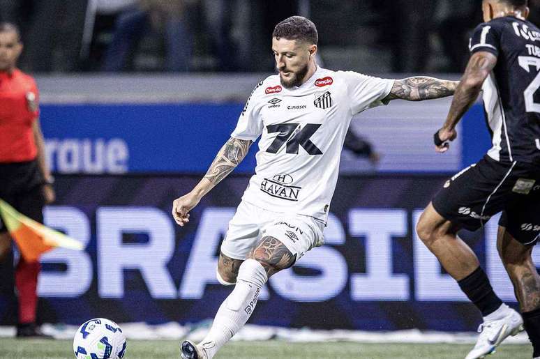 Z&eacute; Rafael deixou o Santos em julho &ndash;