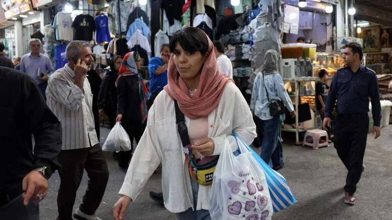 Os iranianos v&ecirc;m sentindo o impacto da guerra ao longo dos dias