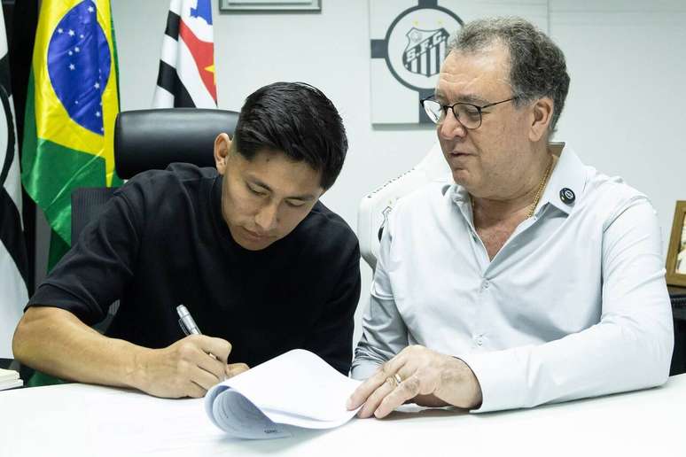 Miguelito ao lado do presidente do Santos, Marcelo Teixeira &ndash;