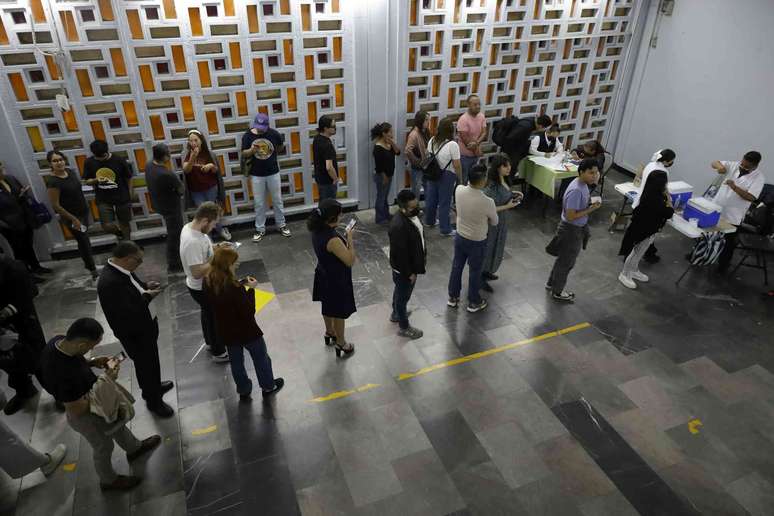 pessoas fazem fila para tomar a vacina contra o sarampo em uma esta&ccedil;&atilde;o de metr&ocirc; mexicana