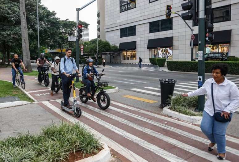 Movimenta&ccedil;&atilde;o na ciclovia da Av. Brigadeiro Faria Lima.