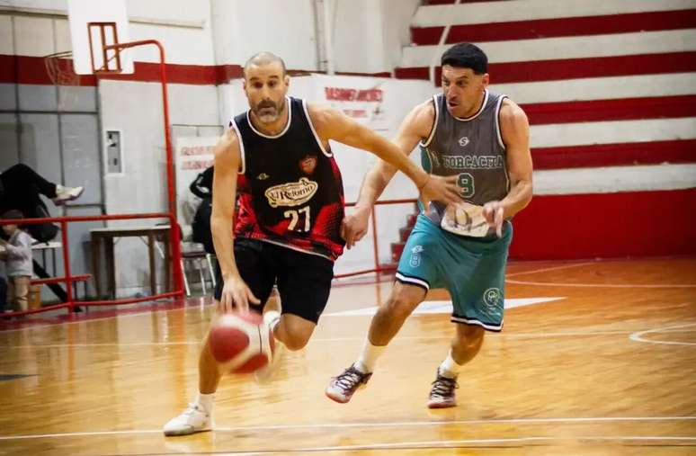Aos 44 anos, Rodrigo Palacios defende o Tresa B&aacute;squet em um campeonato amador na Argentina &ndash;