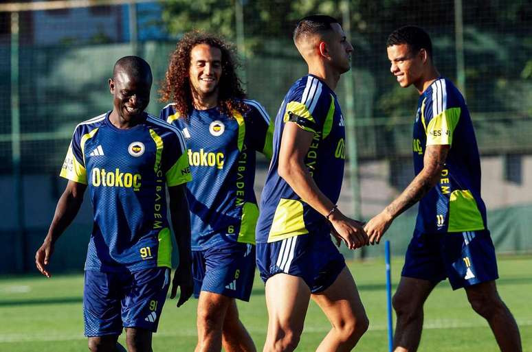 Atividade de prepara&ccedil;&atilde;o do Fenerbah&ccedil;e antes de encarar o Lyon na Fran&ccedil;a &ndash;