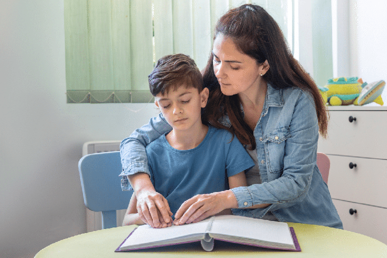 A forma&ccedil;&atilde;o continuada de profissionais da educa&ccedil;&atilde;o &eacute; essencial para que possam reconhecer os potenciais e as necessidades de crian&ccedil;as com defici&ecirc;ncia visual 