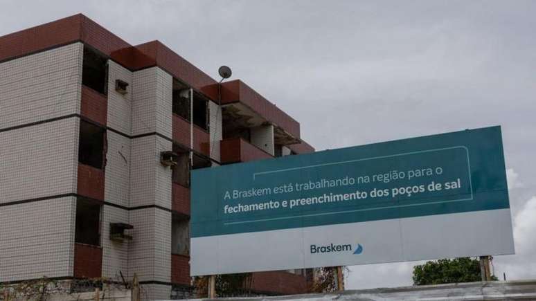 Placa da Braskem ao lado de pr&eacute;dio que precisou ser evacuado em Macei&oacute;