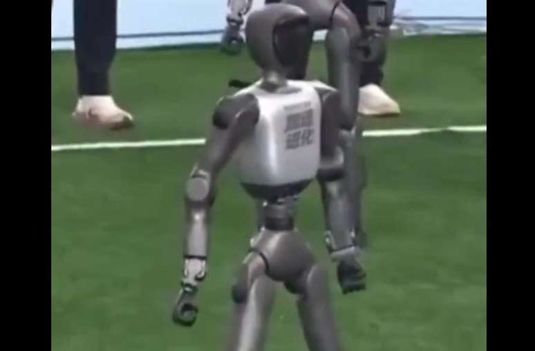 Rob&ocirc; fez gol de falta e imitou Cristiano Ronaldo na comemora&ccedil;&atilde;o &ndash;