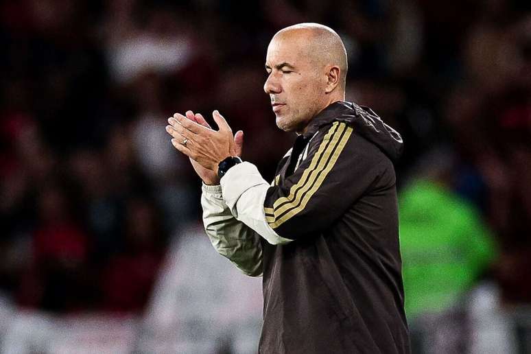 Leonardo Jardim ainda busca encontrar consist&ecirc;ncia defensiva no Flamengo &ndash;