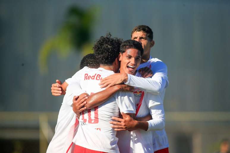 Jogadores do time sub-17 do Red Bull Bragantino, 
