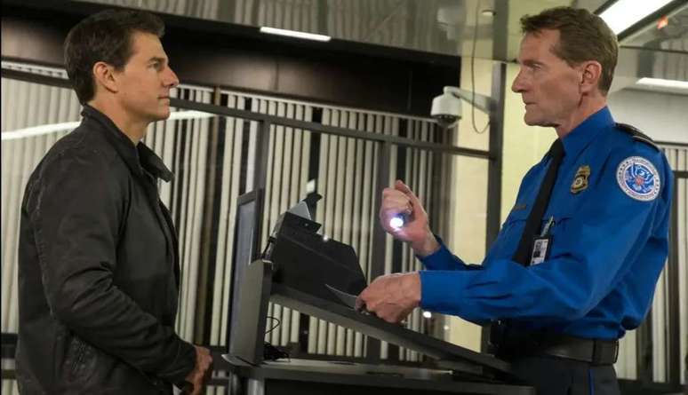 Tom Cruise e Lee Child no filme Jack Reacher - O &Uacute;ltimo Tiro | Imagem: Divulga&ccedil;&atilde;o/Paramount Pictures